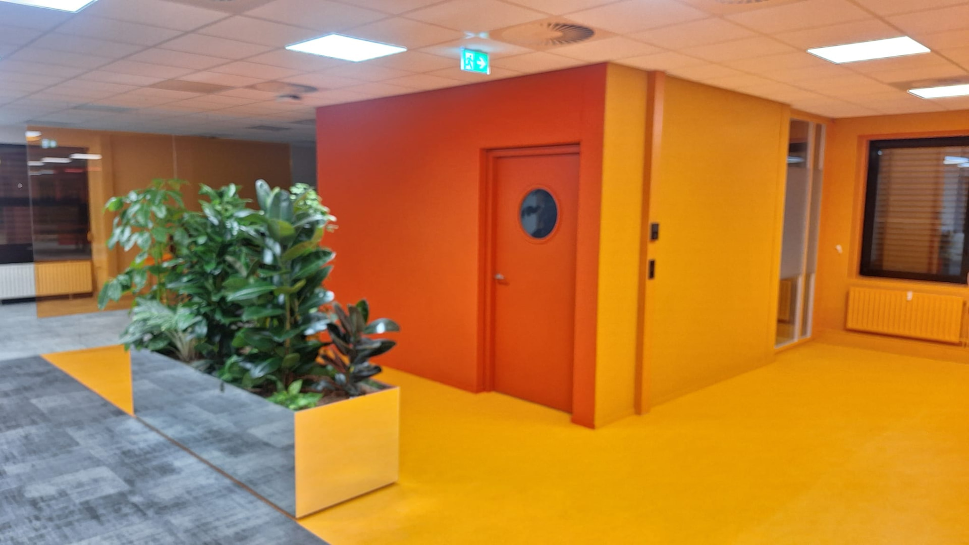 Oranje en rode kantoorunit met gespoten deurkozijn